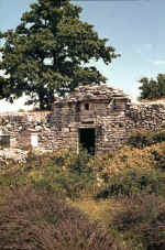 Capitelle incorporée dans une muraille à Barjac (Gard) © Christian Lassure