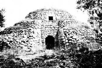 Palo del Colle (province de Bari, Pouilles) : "pagliaro" (pailler) à quatre degrés sur plan quadrangulaire aux angles arrondis (fin 19e siècle) (d'après photo Angelo Ambrosi)