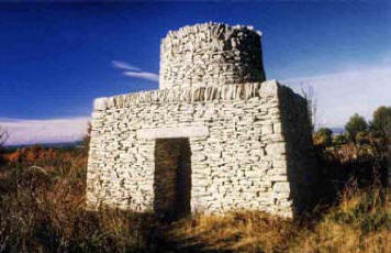 Souvignargues (Gard) : cabane parallélépipédique surmontée d'une tourelle en retrait © Jean Laffitte