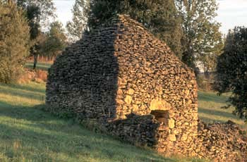 "Chabane" à base quadrangulaire et à couvrement pyramidal à Pech Lauzier, commune de Vitrac (Dordogne)  © Dominique Repérant