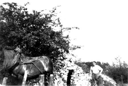 Le père de Jean Guilly devant sa cadole © Jean Guily