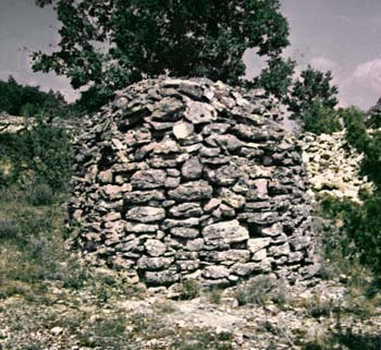 Petit cayrou en forme de tambour © Christian Lassure