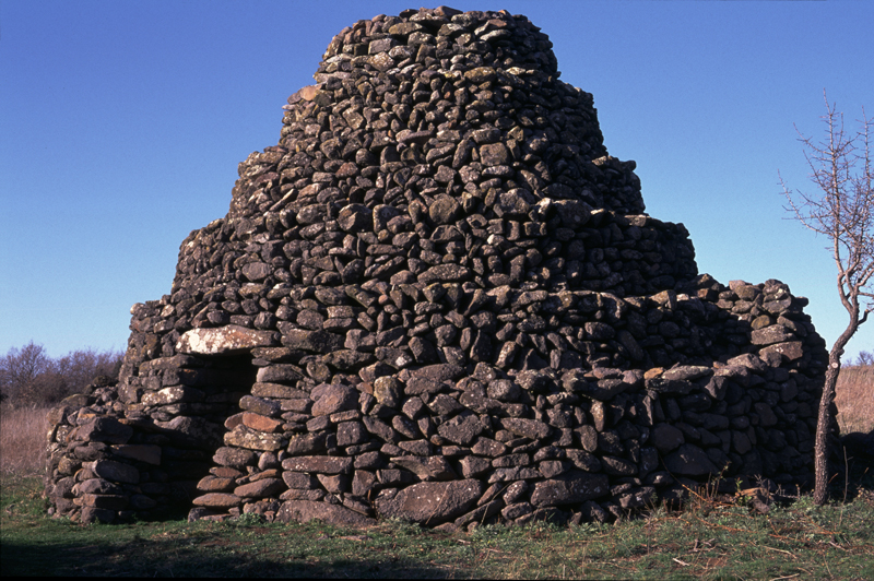 Lacoste, plateau de l'Auverne (Hérault) : cabane constituée de quatre troncs-de-cône dégressifs, le premier ceint d'un contrefort, le dernier coiffé d'une calotte. Photo de Dominique Repérant.