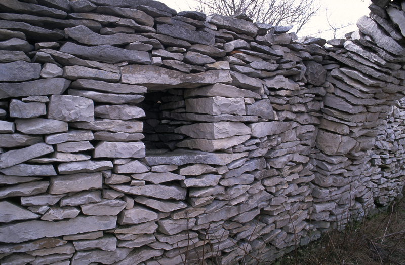 Lieudit Les Fraches du Contadour à Redortiers (Alpes-de-Haute-Provence), embrasure intérieure d'un percement dans une bergerie en ruines. Photo de Dominique Repérant.