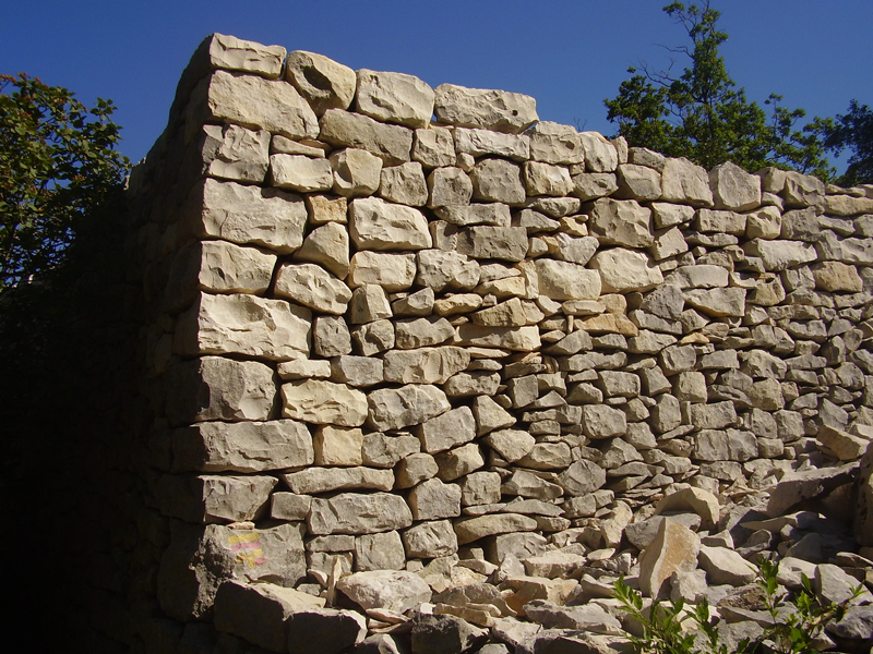 Redortiers (Alpes-de-Haute-Provence) : chaînage d’angle du mur de clôture du cimetière. Photo Jean Laffitte.
