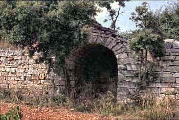 Orgnac-l'Aven (Ardèche) : remise à voûte clavée sous bâtière de lauses ménagée dans la muraille d'un enclos © Christian Lassure