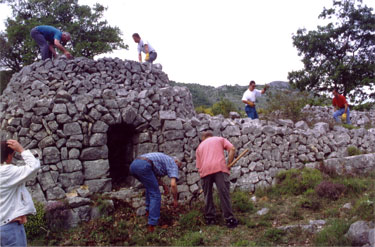 Débroussaillage des abords, récupération de pierres alentour. © Jean Laffitte