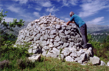 Eric Kalmar, sur la rampe d'accès hélicoïdale, mettant la dernière main au couvrement; on a même fiché un épi au sommet. © Jean Laffitte