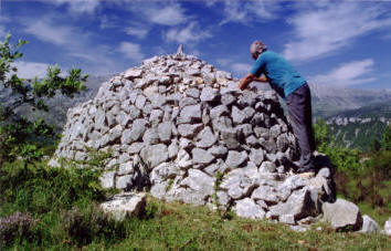 Eric Kalmar mettant la dernière touche à la couverture d'une cabane retaurée à Cipières (Alpes-Maritimes) © Jean Laffitte