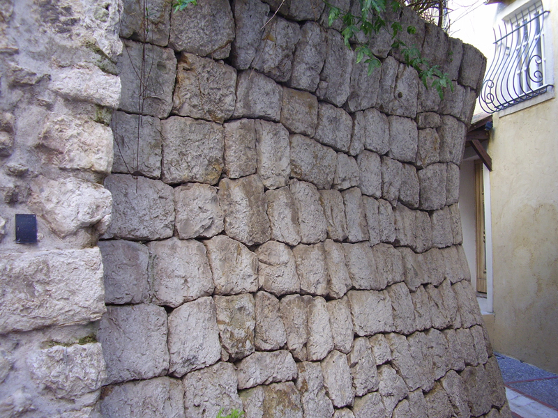 Rue du Pertuis  Aspremont (Alpes-Maritimes) : mur de soutnement dun jardin villageois. Photo Jean Laffitte.