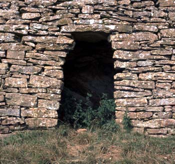 Saint-Clément-sur-Guye (Saône-et-Loire) :cabane incorporée dans un mur de soutènement © Christian Lassure