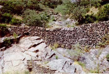 Rascasse en plaques de schiste barrant le lit d'un ruisseau à Saint-Melany (Ardèche) © Michel Rouvière