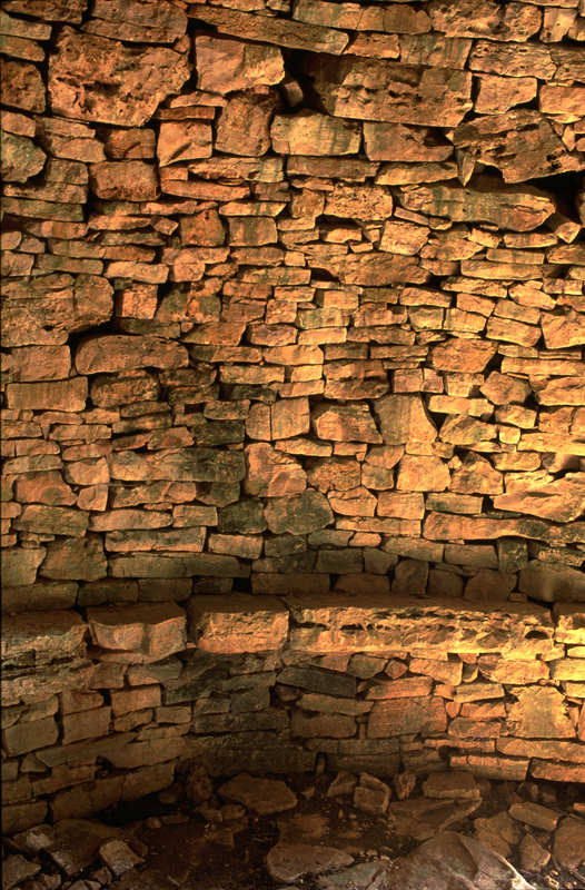 Lieudit Les Biscailles à Saint-Pompon (Dordogne) : intérieur de la « cabane du juge » avec sa banquette circulaire. Photo de Dominique Repérant.