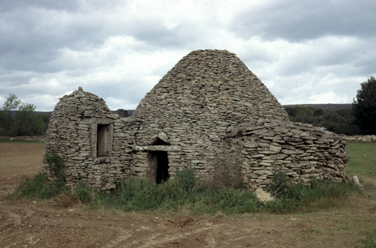 Saint-Quentin-la-Poterie (Gard) : cabane, puits couvert et pierrier © Christian Lassure