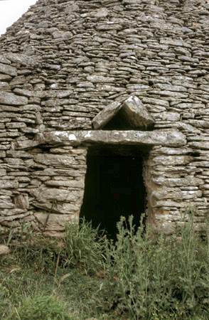 Saint-Quentin-la-Poterie (Gard) : entrée de la cabane © Christian Lassure