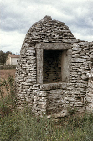 Saint-Quentin-la-Poterie (Gard) : puits couvert © Christian Lassure