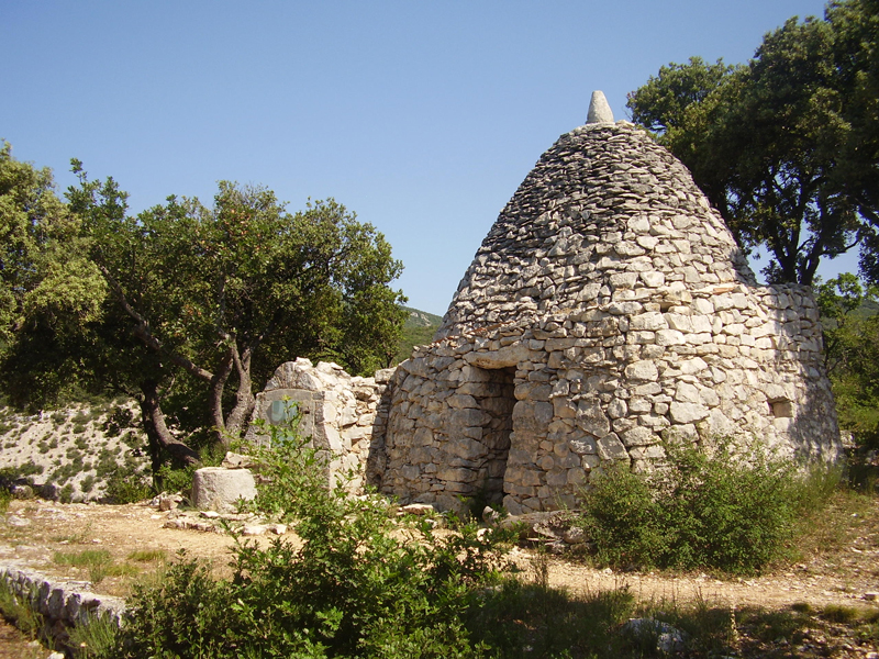 Saint-Saturnin-ls-Apt (Vaucluse) :  cabane des gardes  et son aiguier. Photo de Jean Laffitte.