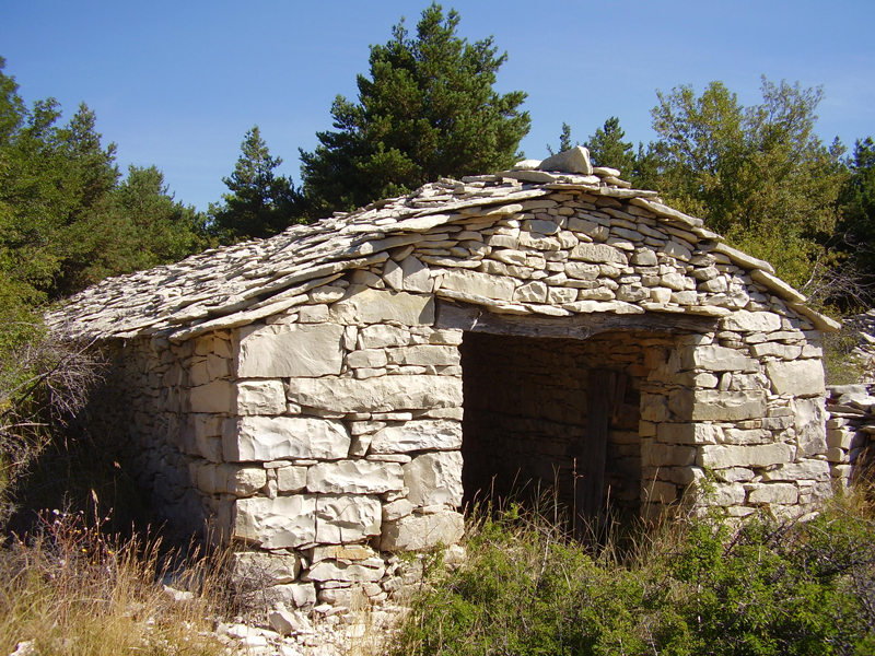 Saumane (Alpes-de-Haute-Provence) : ancienne bergerie  pierre sche construite en 1889. Photo de Jean Laffitte.