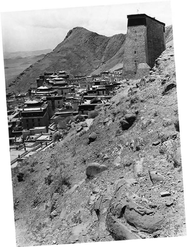 Monastère de Tashilhunpo à Shigatsé, 1938 : vue d'un des côtés étroits et de la façade arrière du mur à thangka photographiés par Ernst Krause.
