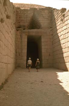 L'entrée du Trésor d'Atrée : il s'agit d'architecture funéraire, et de celle des rois qui plus est © CERAV