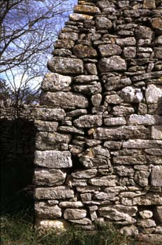 Uzège : disjointure dans une des faces d'une capitelle pyramidale © Christian Lassure