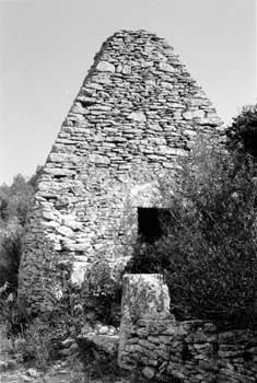 Uzès (Gard) : cabane au couvrement en pyramide tronquée aux faces curvilignes arborant le millésime 1821 sur la dalle de fermeture de la voûte © Christian Lassure