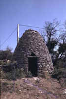 Cabane au couvrement en ogive tronquée à Uzès (Gard) © Christian Lassure