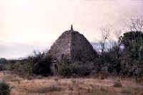 Cabane au couvrement pyramidal curviligne à Uzès (Gard) : vue générale © Christian Lassure