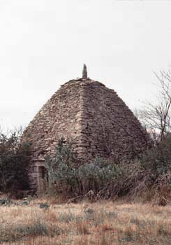 Jols à Uzès (Gard) : cabane pyramidale dont la dalle fermant la voûte porte le millésime 1811 © Christian Lassure