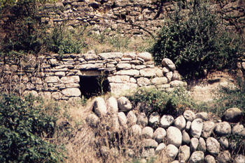 Valle du Chassezac (Ardche) : petit soutnement en galets, cabane en blocs de grs et galets  Michel Rouvire