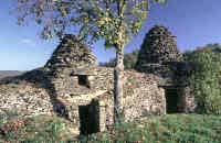 Cabanes de Valojoux (Dordogne) : les toitures, débarrassées de leurs lauses, laissent voir l'extrados des voûtes d'encorbellement avec leurs boutisses qui dépassent © Dominique Repérant