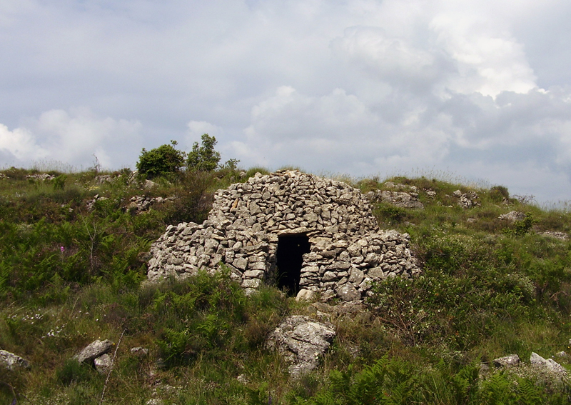 Lieudit Grabelle   Vence (Alpes-Maritimes) : cabane  degr, btie en pierres crues. Photo Jean Laffitte.