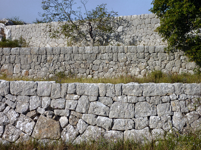 Vence (Alpes-Maritimes) : murs de soutnement de trois terrasses successives. Photo Jean Laffitte.