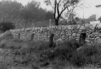 Mur à ruchers à Ventabren (Bouches-du-Rhône) © CERAV