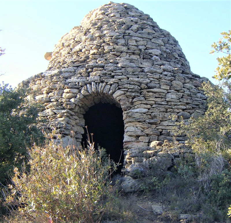 Salon, Val de Cuech Ouest, cabane  trois degrs tronconiques : l'entre est surmonte d'un arc clav.