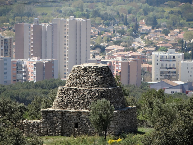 Salon-de-Provence, Les Caussiers, grand cabanon du XIXe siècle sur fond de pavillons, d'immeubles et de tours dans les années 2010.
