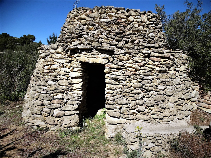 Salon, La Coustelade, cabane ovode  deux gradins : larmier de trois lauses au-dessus de lentre.