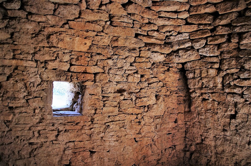 Salon, Les Caussiers, cabane  trois degrs emblmatique de Salon :  gauche, un regard,  droite une chemine rserve dans l'angle, sous la trompe.