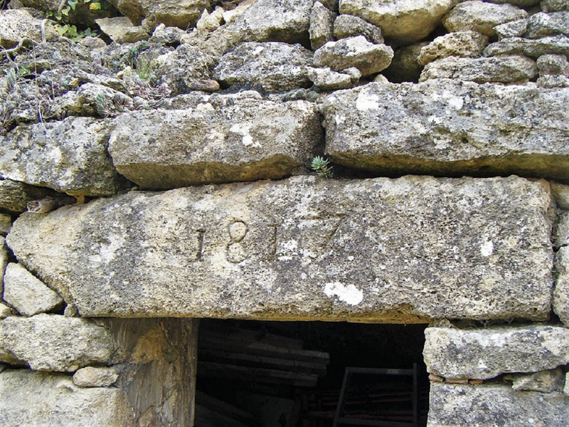 Salon, Les Manires, cabane  trois degrs  : le linteau porte le millsime 1817.