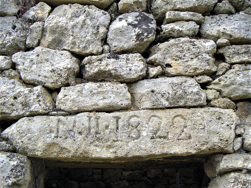 Salon, Les Manires, cabane tronconique  trois degrs : le linteau porte l'inscription N.II.1822.