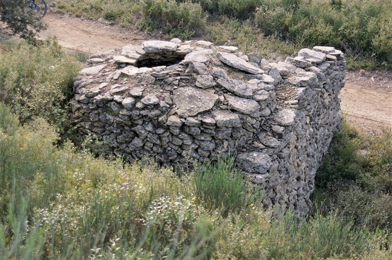 Les Magatis Nord, cabane circulaire avec muret de protection, vue de dessus.