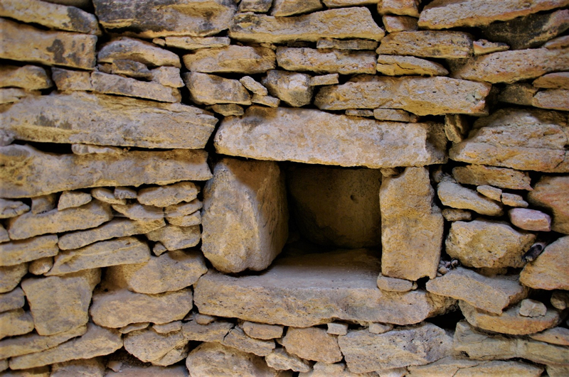 Salon, Les Magatis Nord, cabane  trois degrs : niche  l'encadrement form de quatre dalles, deux verticales, deux horizontales.