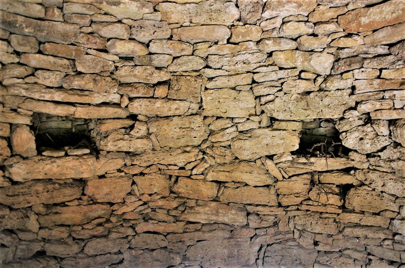 Salon, Val de Cuech Ouest, cabane  trois degrs tronconiques : deux niches s'ouvrent dans la paroi intrieure ; trop mince, le linteau de la niche de gauche s'est fendu.