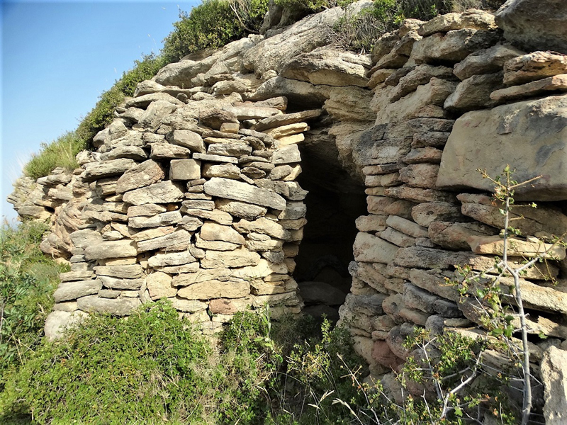 Salon, Magatis, cabane semi-troglodytique.