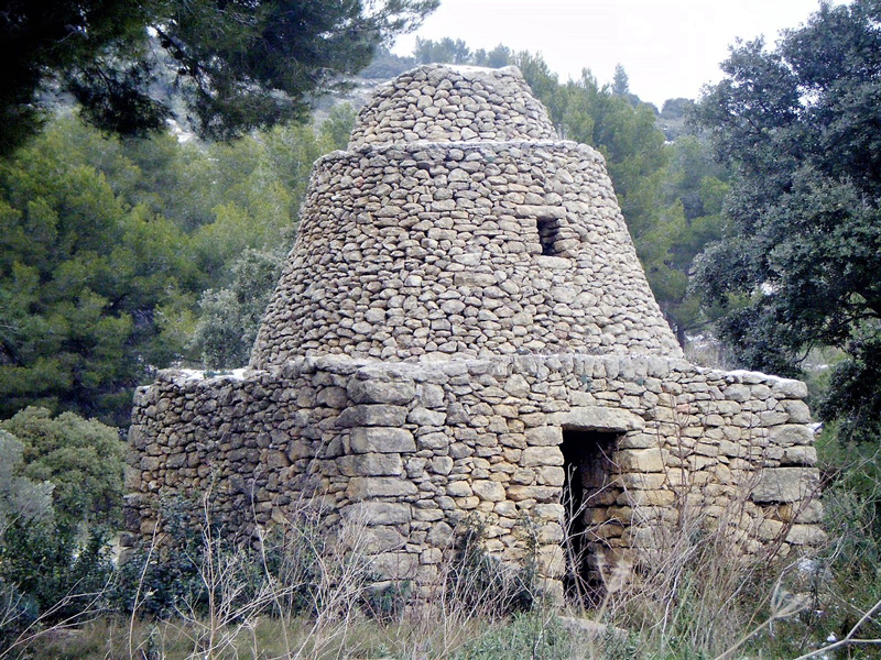 Salon, Les Magatis Nord, cabane  trois degrs (corps de base quadrangulaire).