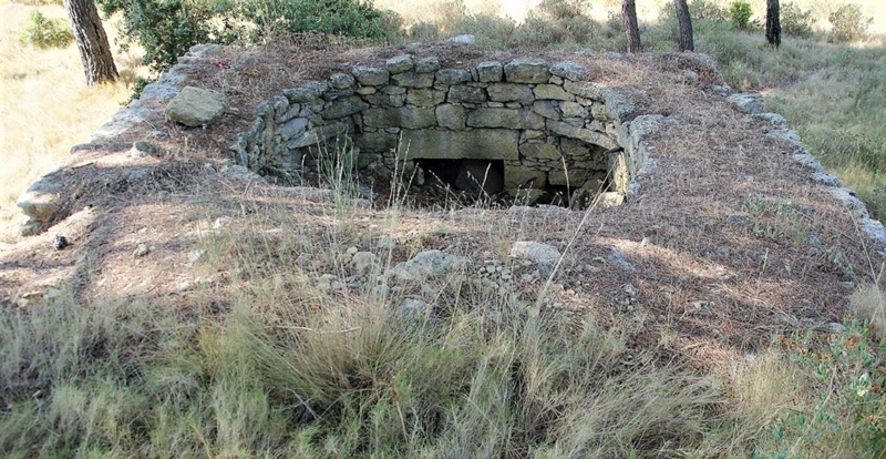 Salon, Les Magatis, cabane  trois degrs dont ne subsiste que la base quadrangulaire (jas du flibre Antoine Blaise Crousillat).