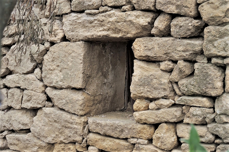 Salon, Les Magatis, cabane  trois degrs dont ne subsiste que le corps de base quadrangulaire : fentre barreaude.