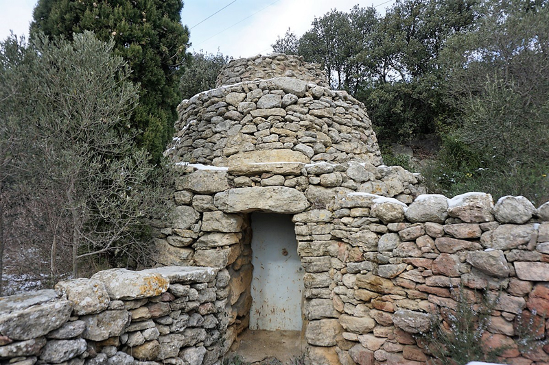 Salon, Les Magatis Nord, cabane tronconique  trois degrs.